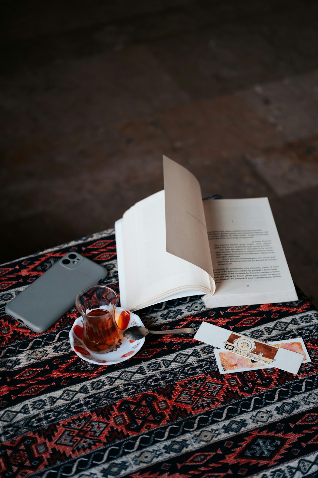 Otwarty notes i kubek herbaty wieczorem